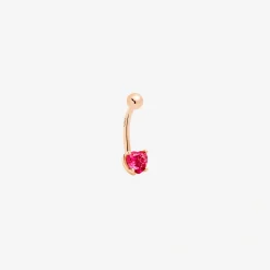 Orecchino piercing curved barbell in oro rosa con rubino sintetico.
