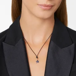 Alternative view of Ciondolo stellina in oro rosa con zaffiri blu pastel.