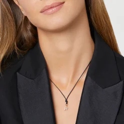 Alternative view of Ciondolo stellina in oro rosa con diamanti.